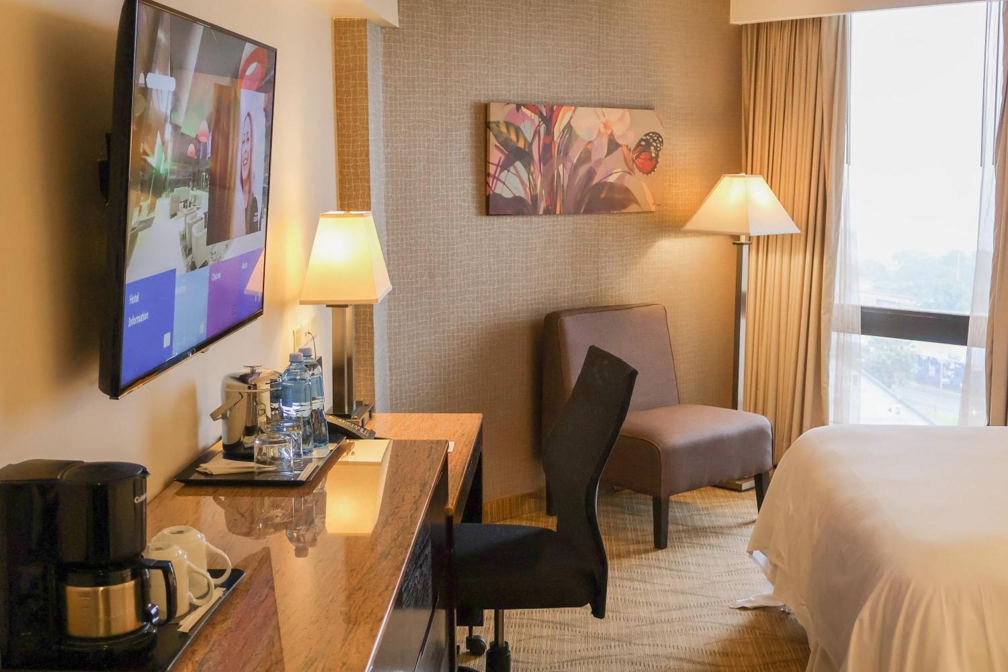 Sheraton Grand Panama Exterior foto A guest room at the Hilton San Francisco
