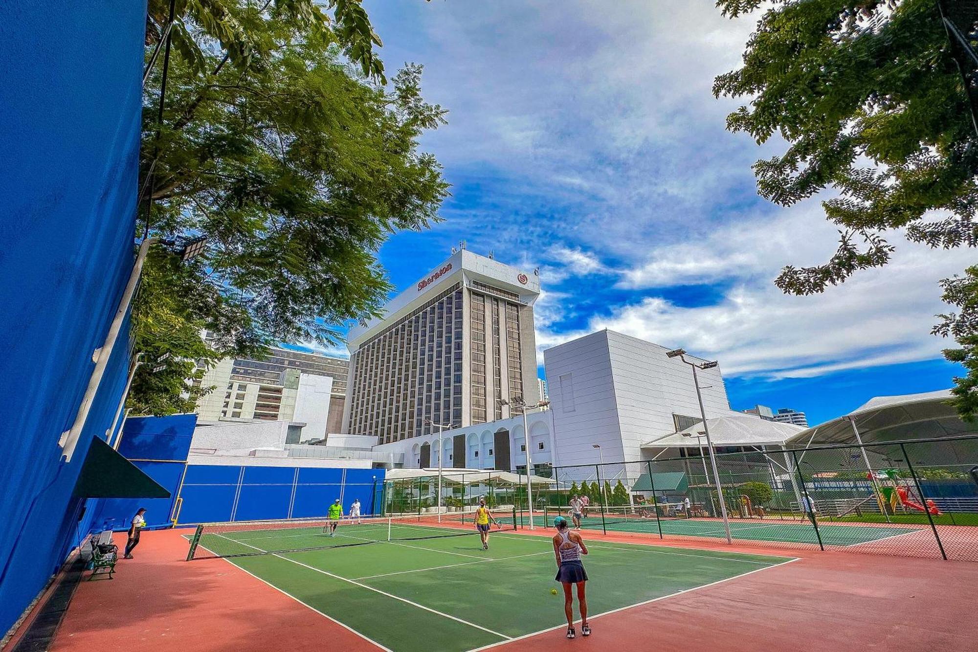 Sheraton Grand Panama Exterior foto Tennis courts at the hotel