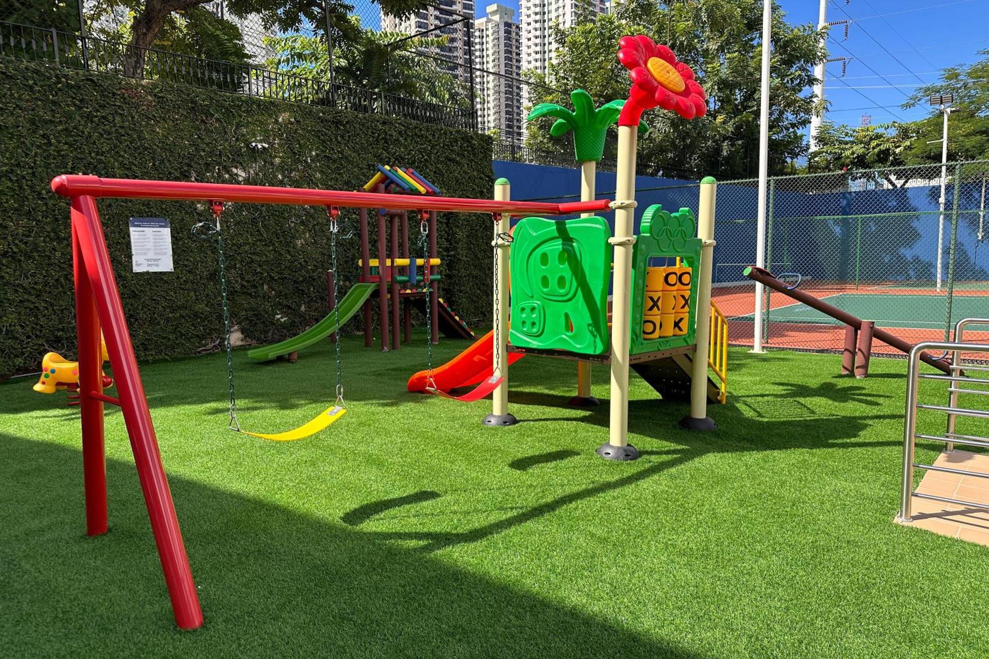 Sheraton Grand Panama Exterior foto Playground at the school