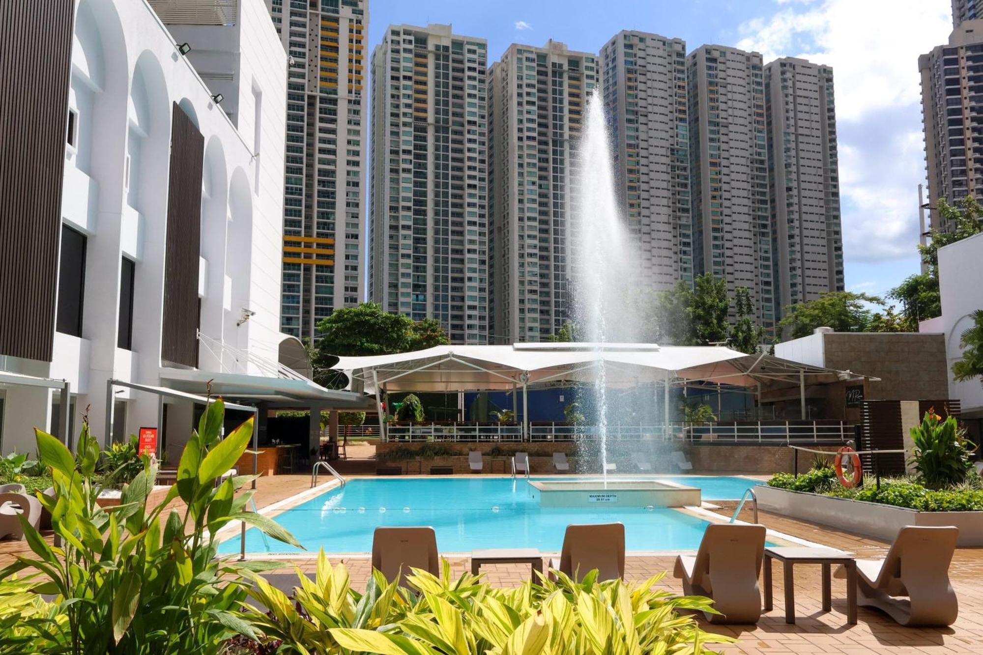 Sheraton Grand Panama Exterior foto The swimming pool at the clubhouse